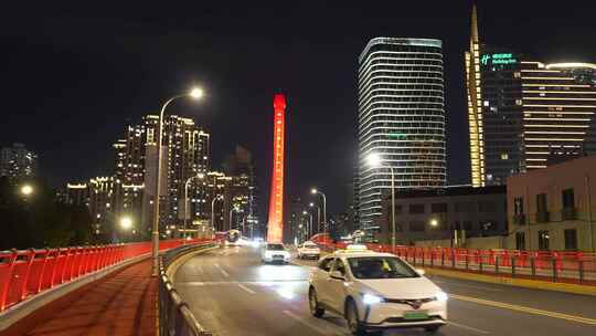 夜晚都市道路上车辆行驶的景象