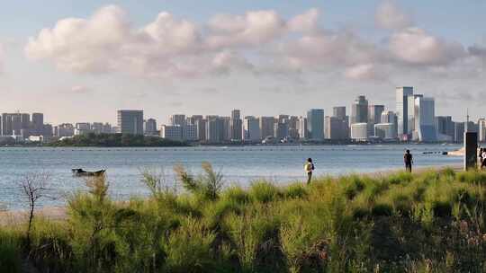 海边城市建筑群远景