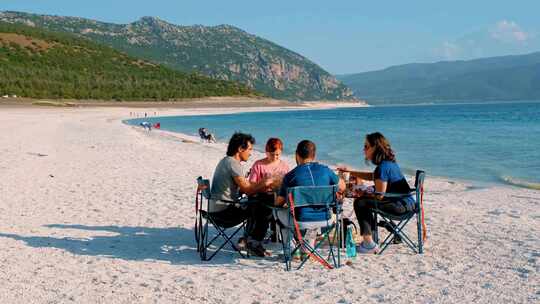 一群朋友在海滩上野餐