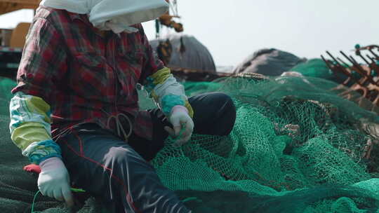 海边码头织补渔网视频素材模板下载