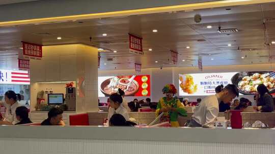 餐饮店小丑折气球给顾客视频素材模板下载