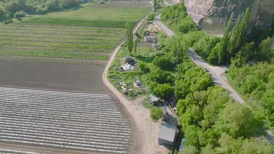 Fields附近的道路和村庄