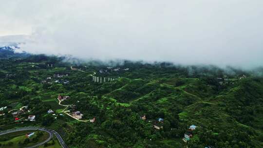 6月大山雨季穿云航拍小县城风光