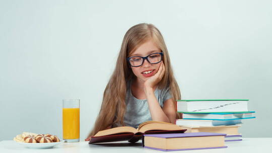 女孩戴着眼镜阅读课本 