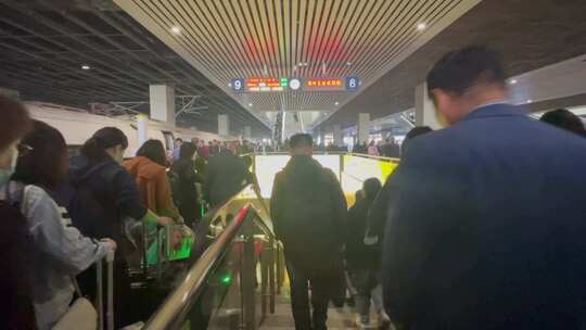 郑州东站高铁站站台出站人流视频素材模板下载