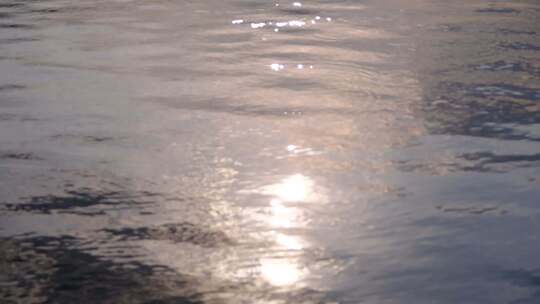 夕阳照射在湖水波光粼粼空镜