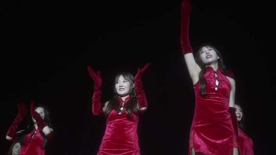 红衣女子舞台舞蹈表演