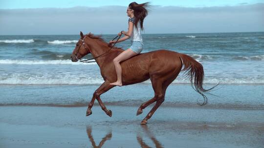 女人在海边骑马的慢动作拍摄