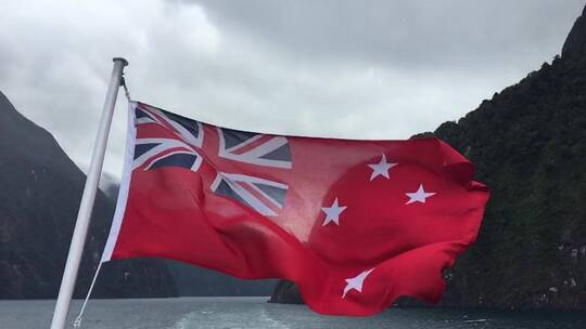 舞动在米尔福德峡湾公园海上的新西兰国旗