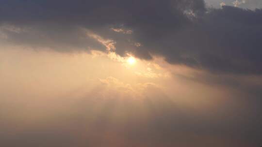 天空太阳云层阳光日出实拍黄昏日落夕阳晚霞