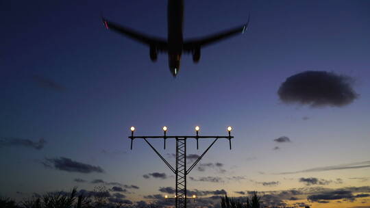 傍晚飞机在机场降落视频素材模板下载