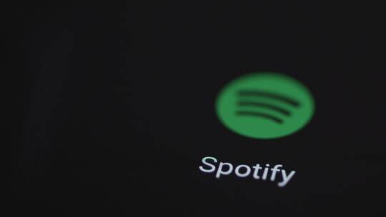 手指点击Spotify的特写镜头