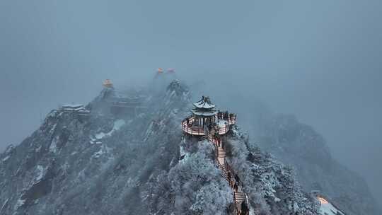 倒飞发现老君山主峰雪云海亮灯