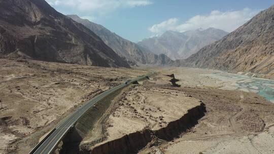 新疆阿克陶县盖孜河峡谷中巴公路风光