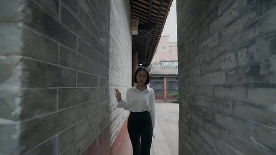 广东旅游升格视频游览古建筑的美女