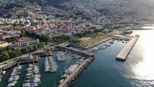 飞越葡萄牙马德拉岛的丰沙尔码头和普拉普多波沃