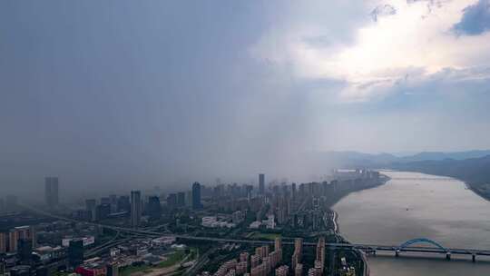 强对流天气暴雨过境江畔的城市建筑群