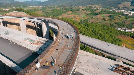 建设者形象视频高速公路建设者在工地行走视频素材模板下载