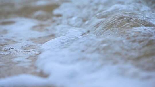 大海海浪浪花冲刷沙滩