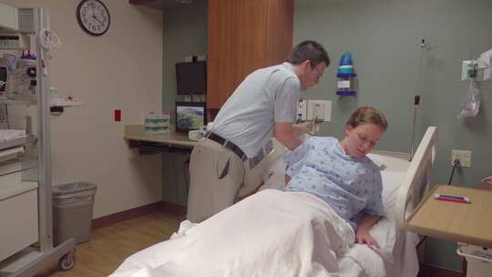 一名男子试图在医院帮助和安慰他怀孕的妻子