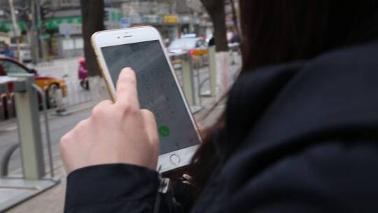 女孩在路边打电话报警打手机