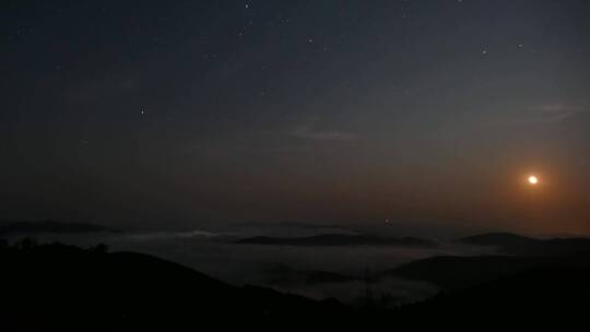 大海上太阳升起时美丽的星空