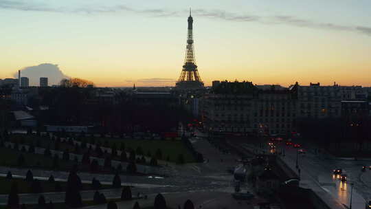 航空：在美丽的法国巴黎上空升起，展示埃菲尔铁塔，在史诗般的日落中游览埃菲尔铁塔