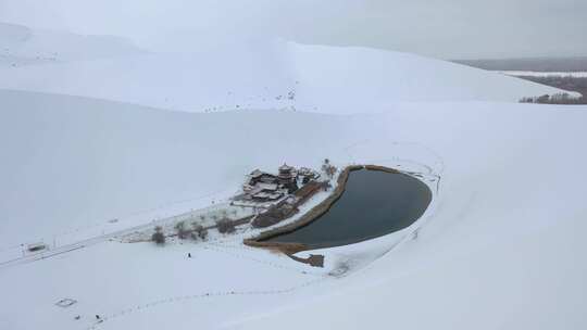 敦煌鸣沙山月牙泉雪景航拍