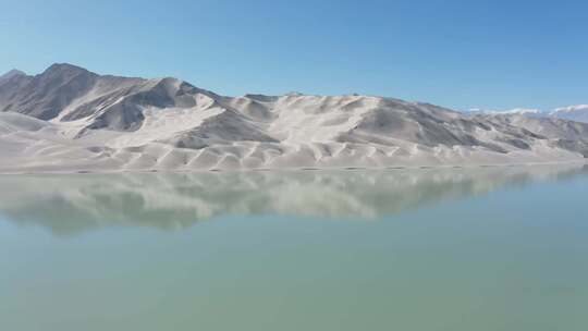 新疆风化山丘旁湖中央航拍
