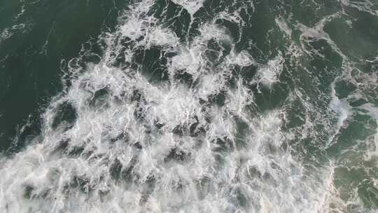 航拍巨大海浪冲向岸边视频素材模板下载