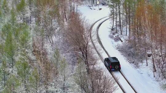 4k航拍车辆行驶在雪后的山林中