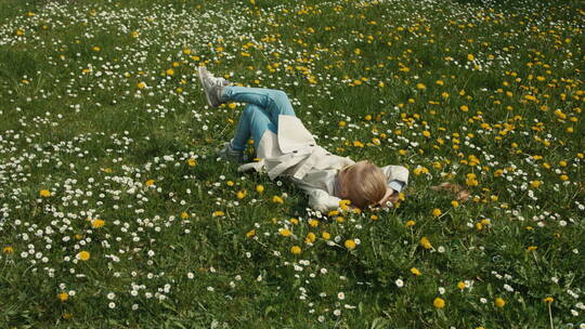 孩子躺在草地上