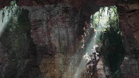 阳光穿过岩石的洞穴