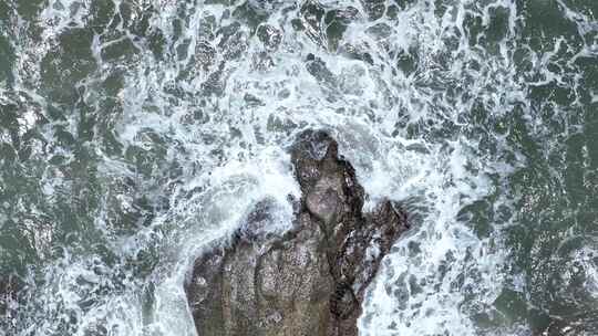 海浪俯拍海水拍打礁石特写浪花岩石潮水波浪