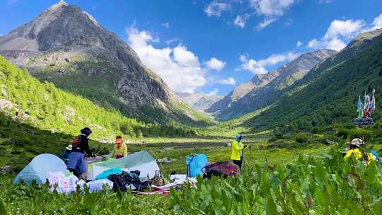 山间草地户外露营场景