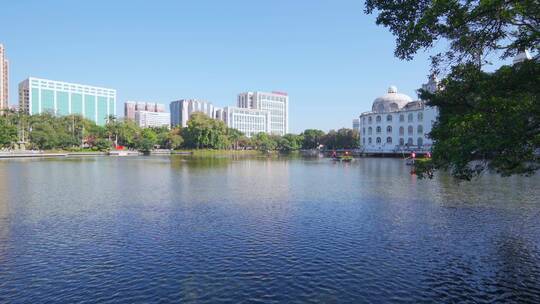 广州流花湖公园欧式城堡建筑与榕树自然景观