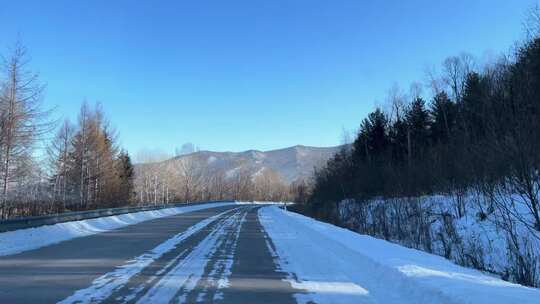 东北小兴安岭开车路边雪景