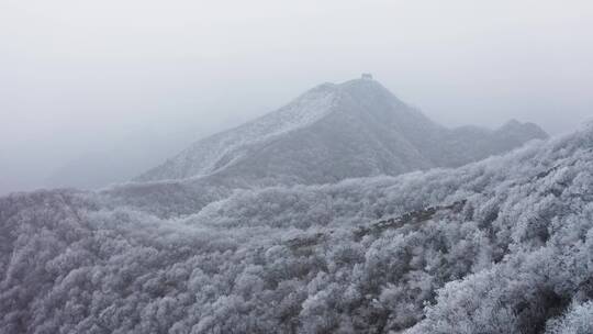 北京怀柔箭扣长城冬季雾凇雪景寒冷覆盖航拍