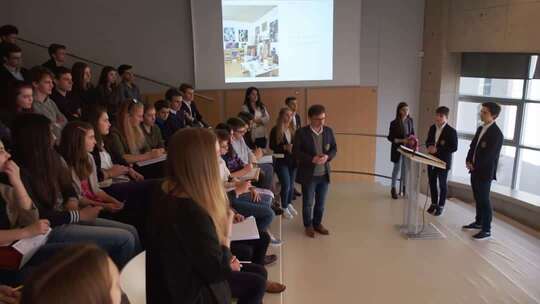 室内人群听演讲场景