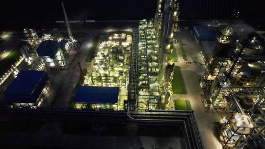 石油化工企业炼油厂夜晚4k航拍夜景