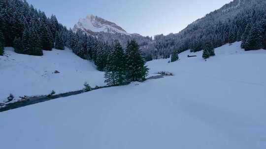 FPV航拍雪景森林雪山河流小溪冰雪雾凇阳光