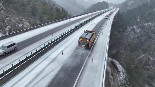 大雪天高速公路