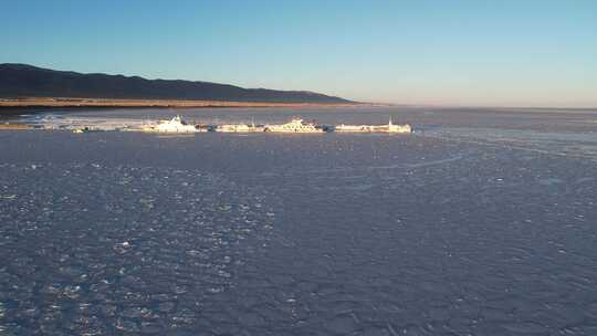 青海海南青海湖水面船只航拍视频