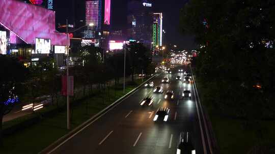 夜晚城市道路车来车往实拍