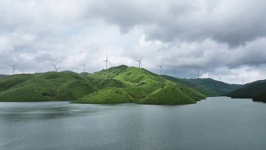 云雾缭绕的青山绿水自然景观