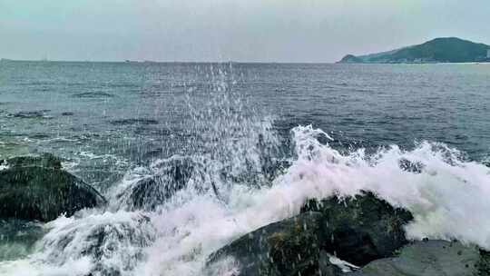 广东海陵岛十里银滩海浪拍打礁石浪花飞溅