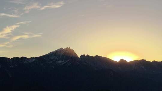航拍清晨的阳光照耀在哈巴雪山山顶