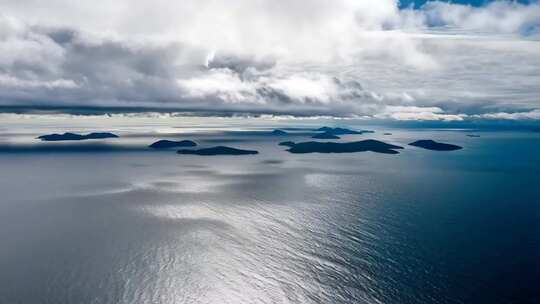 航拍海面与岛屿云海全景