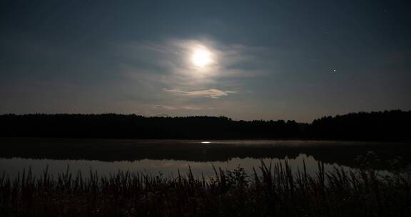 夜间湖泊和月亮延时景观