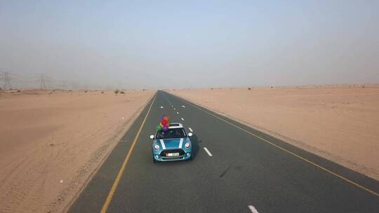 沙漠公路上行驶的汽车